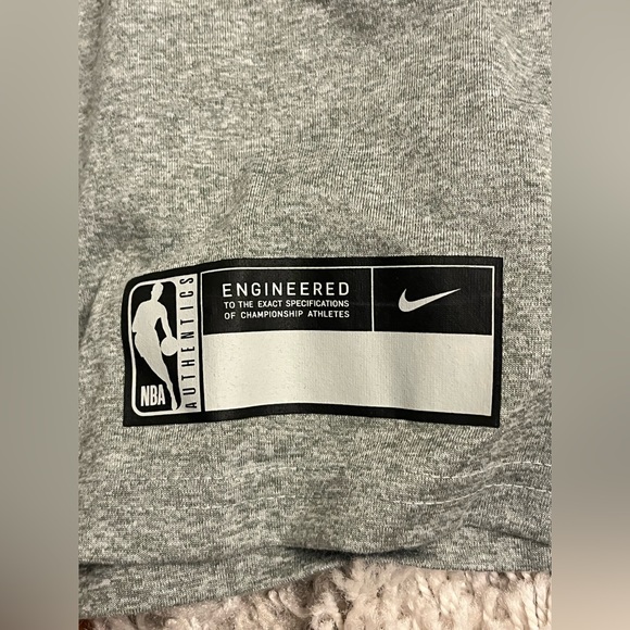 NWT Engineer NBA Cavaliers Basketball Gray Long Sleeve Shirt Men’s Size Small - Picture 2 of 5